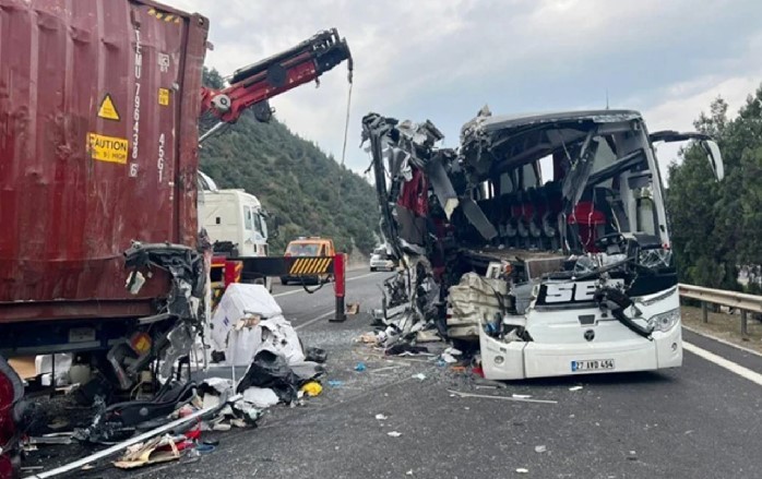 লরির সঙ্গে বাসের সংঘর্ষে ৭ জন নিহত, আহত ১১